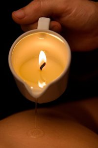 Massagem-com-Velas-O-Calor-Reconfortante-que-Relaxa-e-Nutre-a-Pele- Massagem com Velas: O Calor Reconfortante que Relaxa e Nutre a Pele