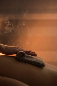 A Intimidade pela Massagem Sensual. Vai além de uma simples técnica de toque ela é uma prática de conexão um novo nível de prazer.