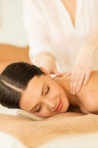 As Diferenças Entre a Massagem Tântrica e Sueca. Explore como cada uma dessas práticas pode promover bem-estar físico, emocional!