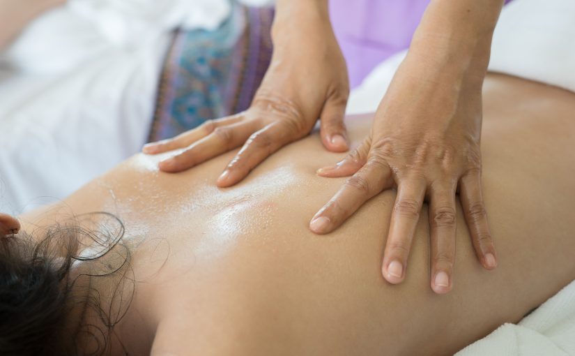 Desvantagens da Massagem Tailandesa. Incluindo sua intensidade, riscos para certas condições médicas, necessidade de profissionais!