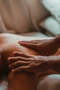 Descubra os mitos e verdades sobre a massagem sueca e explore como essa técnica pode beneficiar sua saúde e bem-estar.