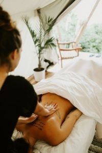 Mitos-e-Verdades-sobre-a-Massagem-Ayurvedica-Desvendando-a-Sabedoria-Ancestral Mitos e Verdades sobre a Massagem Ayurvédica: Desvendando a Sabedoria Ancestral