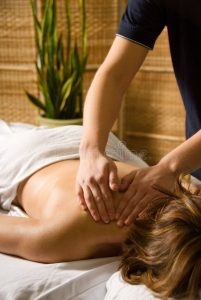 Mitos e Verdades sobre a Massagem Ayurvédica. Saiba como essa técnica, baseada na Ayurveda, utiliza óleos herbais!
