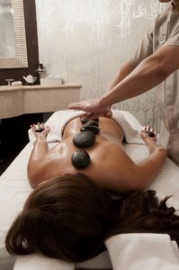 Os-Incontaveis-Beneficios-da-Massagem-com-Pedras-Quentes Os Incontáveis Benefícios da Massagem com Pedras Quentes